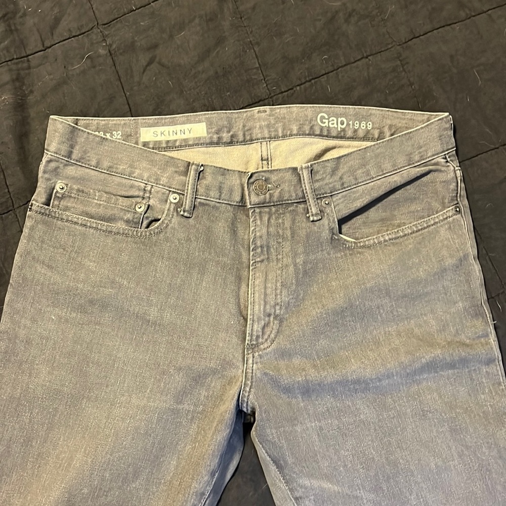 Men’s GAP skinny light gray distressed denim; VGUC